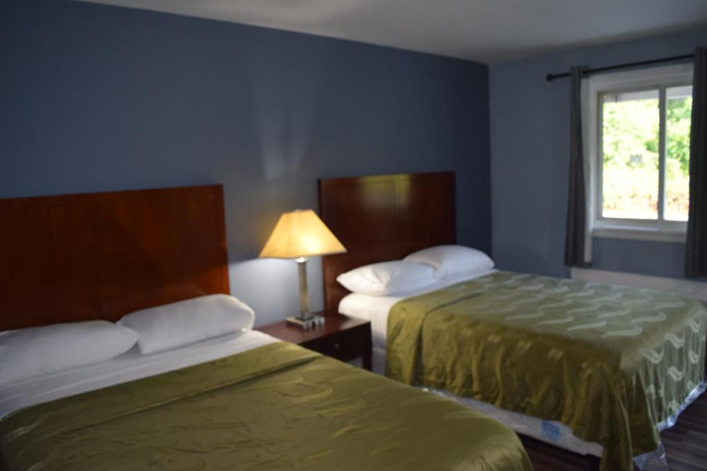 Two Full Beds guest room ideal for families at Friendship Motor Inn Pennsville