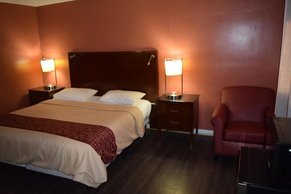 Spacious King Guest Room with premium bedding at Friendship Motor Inn NJ