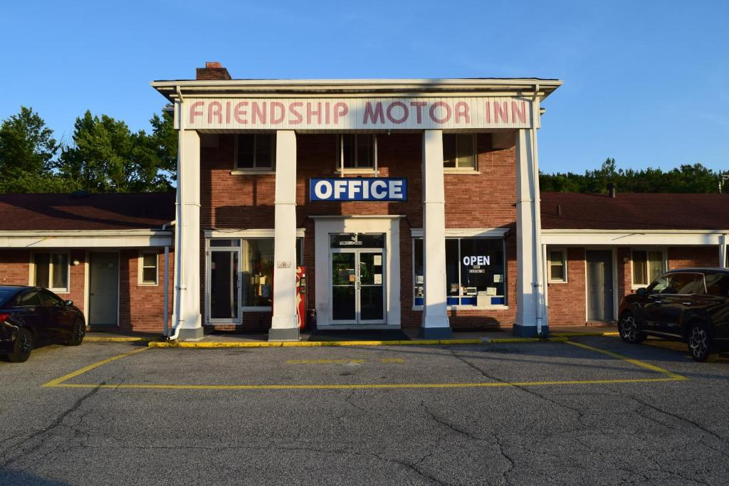 Friendship Motor Inn Exterior